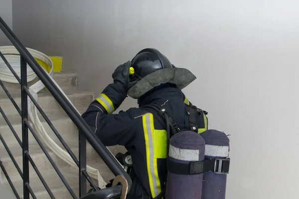 Bombero Sube Una Escalera Apagada Ajustando Casco Sobre Cabeza —  Fotos de Stock