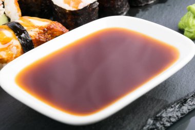 Beyaz kasede soya sosu, üst manzara, yakın çekim.