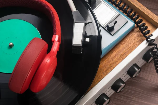 Piros Fejhallgató Régi Bakelitlemezek Hallgatásához — Stock Fotó
