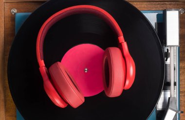 Kırmızı kulaklıklar eski müzik plakları, yakın plan.