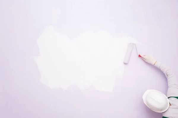 Trabajador Pone Pintura Una Mancha Blanca Una Pared Púrpura —  Fotos de Stock