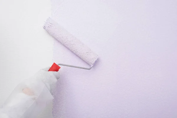 Beyaz Bir Duvarın Üzerini Boyayan Bir Eldiven Yakın Plan Telifsiz Stok Imajlar