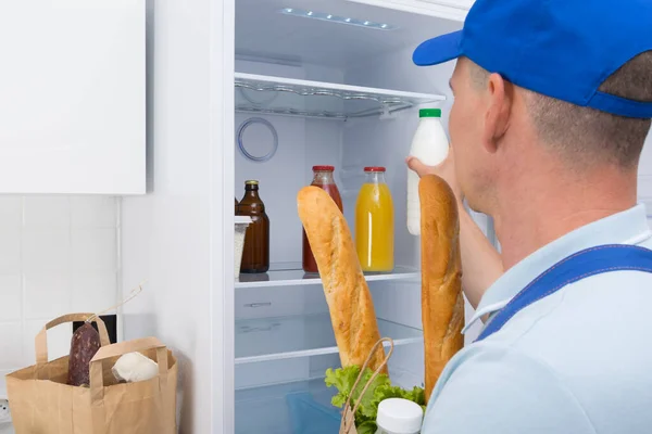 Teslimat Servisinden Bir Adam Satın Alınan Ürünleri Getirdi Buzdolabına Koydu — Stok fotoğraf
