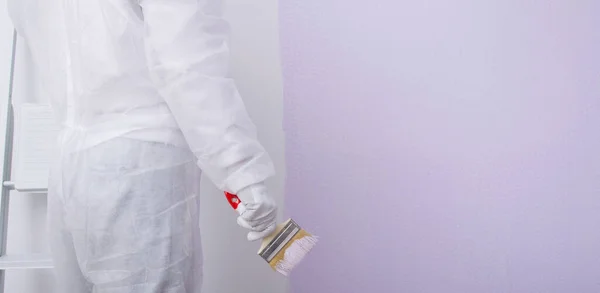 Koruyucu Giysili Bir Müteahhit Duvarı Açık Mor Renkte Bir Fırçayla — Stok fotoğraf