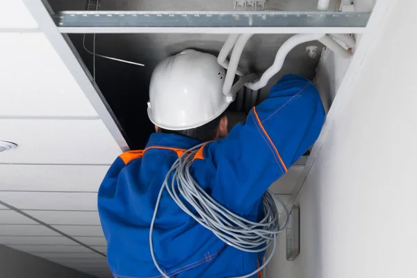 Contremaître Uniforme Bleu Chapeau Dur Blanc Pose Câblage Pour Routeur — Photo