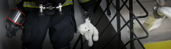 Firefighter Walks Stairs Holding Teddy Bear Toy His Hand — 图库照片