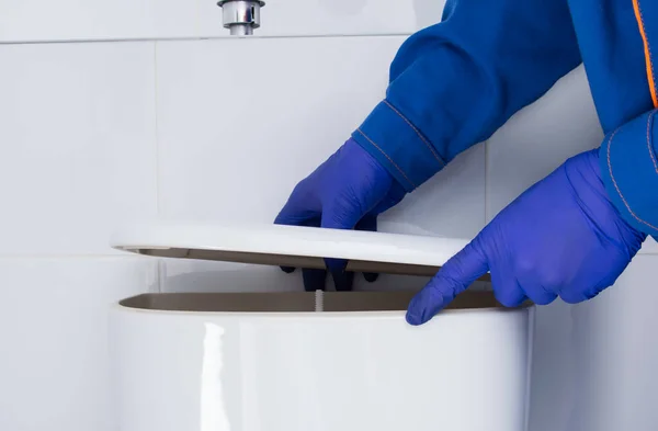 Closing Toilet Drain Barrel Cleaning — Stock Photo, Image