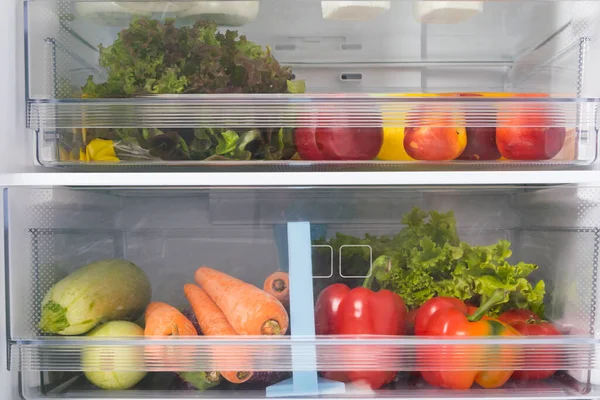 Фоне Белого Холодильника Коробки Содержат Овощи Фрукты Морковь Цуккини Перец — стоковое фото