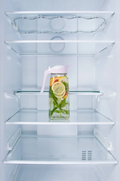 Limonata Bir Sürahi Narenciye Nane Buzdolabında Cam Bir Rafta Beyaz - Stok İmaj