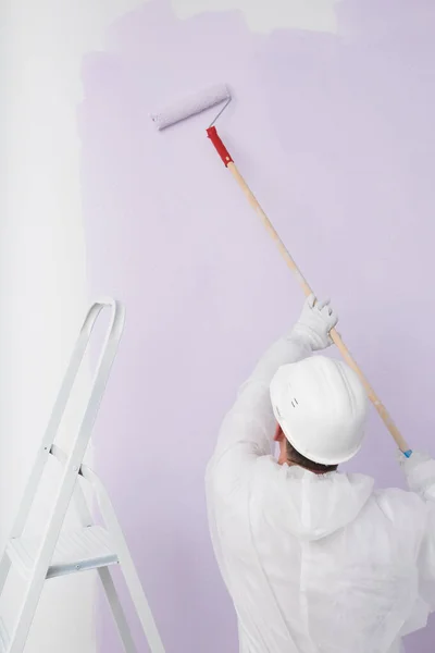 Trabajador Casco Pinta Pared Púrpura —  Fotos de Stock