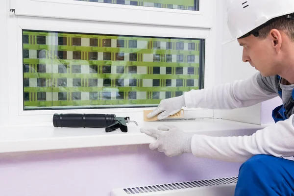 Trabajador Sella Las Grietas Una Ventana Plástico — Foto de Stock