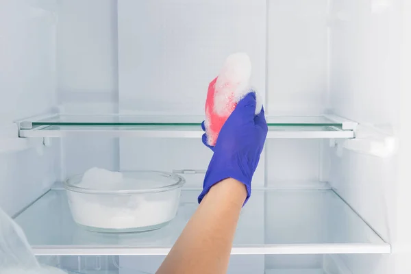 Desinfección Limpieza Dentro Del Refrigerador Con Agua Jabonosa — Foto de Stock