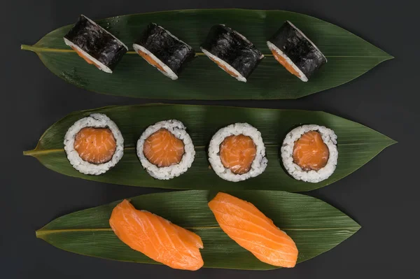 Rollos Sushi Con Salmón Rojo Sobre Hojas Bambú —  Fotos de Stock