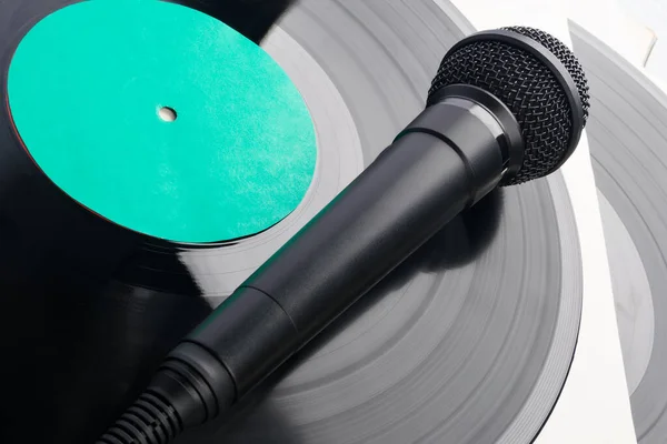 Black Microphone Lies Old Vinyl Record Close — Foto Stock