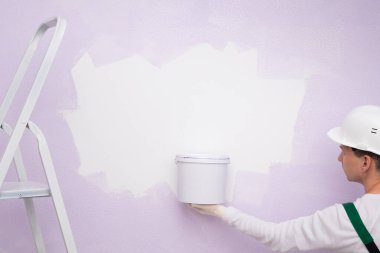 İşçi, yazıtın için duvarda boş bir beyaz alan oluşturdu.