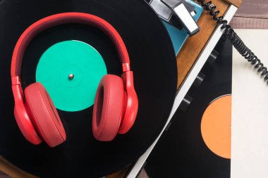 kırmızı kulaklıklar eski bir vinil oynatıcıda