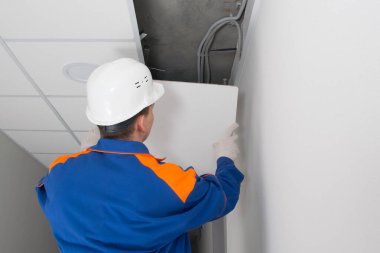 koruyucu bir başlık içinde, asılmış tavanların montajı için, plakaların montajını tamamlayan, yazıtlar için bir yer var.