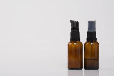 Beyaz bir arka planda, bir yazı için bir yer, iki şişe masaj yağı.