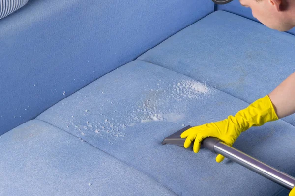 Spezialist Für Schutzhandschuhe Reinigt Die Verschmutzte Oberfläche Des Sofas Mit — Stockfoto