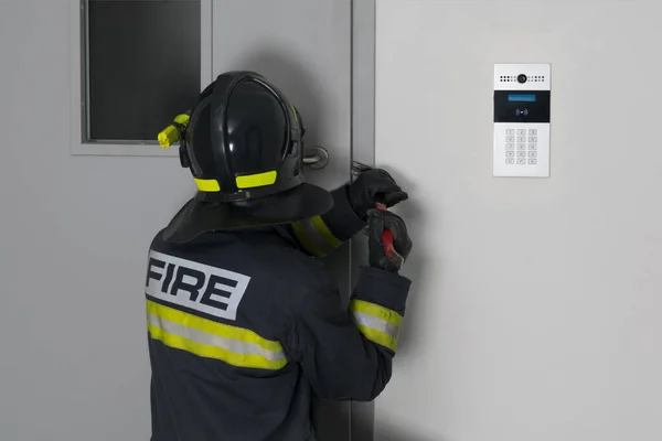 Firefighter Tries Open Iron Front Door Crowbar — Stock Photo, Image