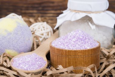 Yakın plan, banyo tuzu, kavanozlarda, bomba şeklinde ve kaşık şeklinde, rahatlamak için.