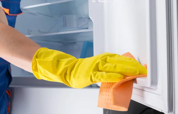 Koruyucu Eldivendeki Bir Temizlikçinin Eli Beyaz Bir Buzdolabını Sarı Bir — Stok fotoğraf