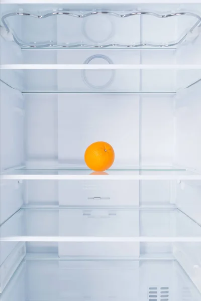 Beyaz Bir Buzdolabının Arka Planında Bir Portakal Cam Bir Rafta Stok Resim