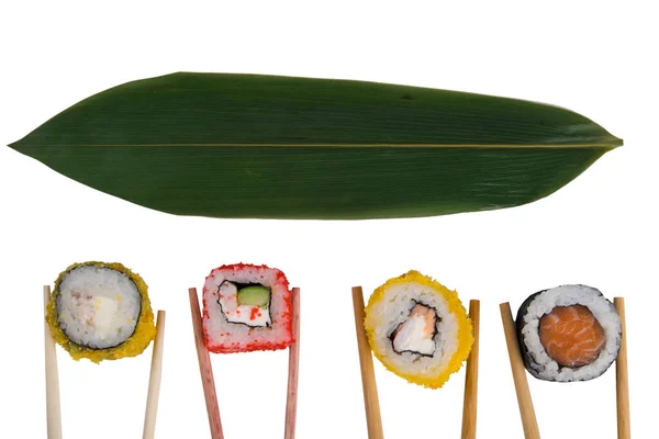 Uma Mesa Branca Rolos Japoneses Variados Atum Salmão Queijo Mole — Fotografia de Stock