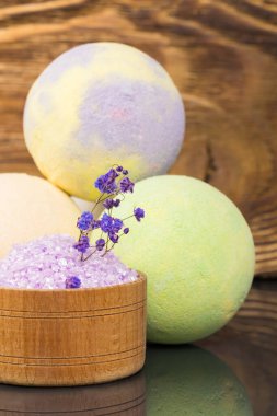 Banyo tuzu ve eriten aroma topları koyu ahşap arka planda, yakın plan görünüm