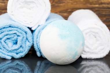 Tahta arka planda banyoları rahatlatmak için spa seti