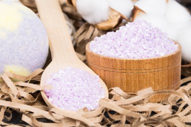 Pembe bomba ve rahatlatıcı banyo tuzu, güzel bir arka plan.