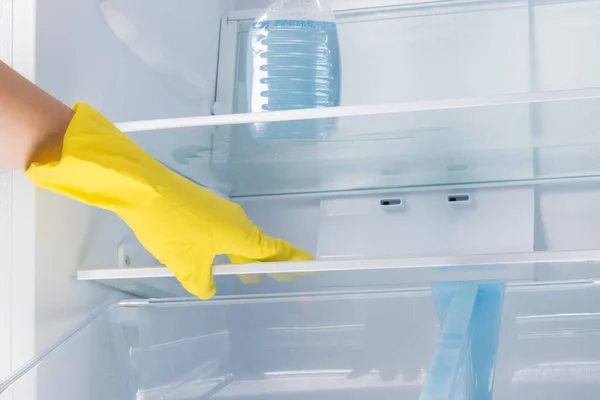 Eine Hand Einem Gummihandschuh Zerlegt Das Innere Des Kühlschranks Desinfizieren — Stockfoto