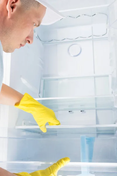 Чоловік Служби Прибирання Миється Всередині Побутового Холодильника — стокове фото