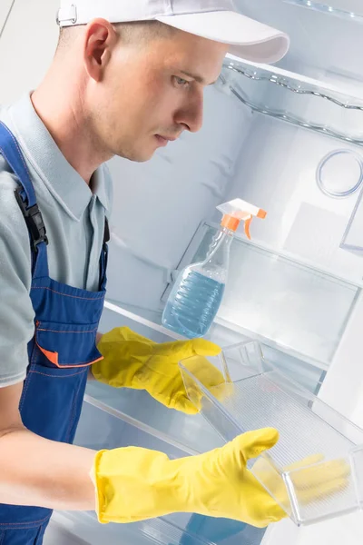 Чоловік Служби Прибирання Розбирається Всередині Холодильника Дезінфекції Вид Збоку — стокове фото