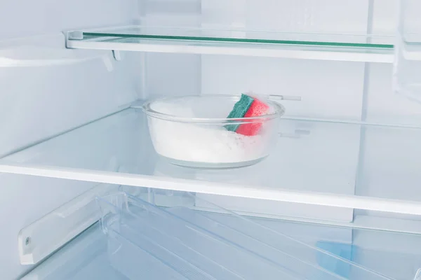 Buzdolabını Dezenfekte Etmek Için Deterjan Raflarında Duruyor - Stok İmaj