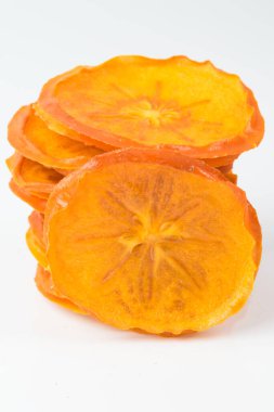 Beyaz arkaplanda kurumuş hurma parçaları yığını