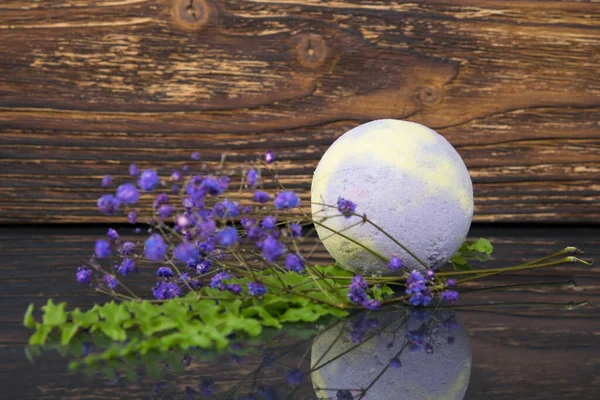 Fundo Madeira Sal Banho Roxo Forma Uma Bomba Para Relaxamento — Fotografia de Stock