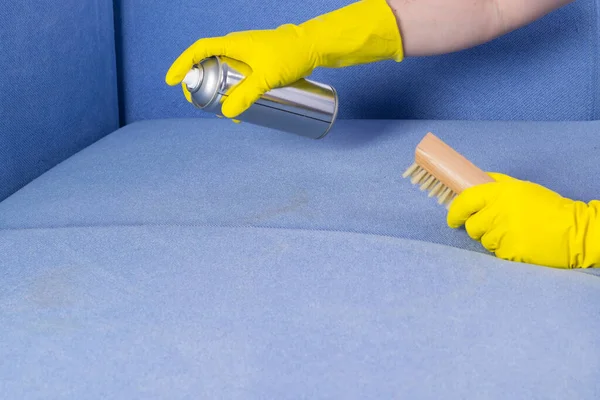 Primo Piano Dell Applicazione Detergente Contenitore Metallo Tessuto Blu Divano Foto Stock Royalty Free