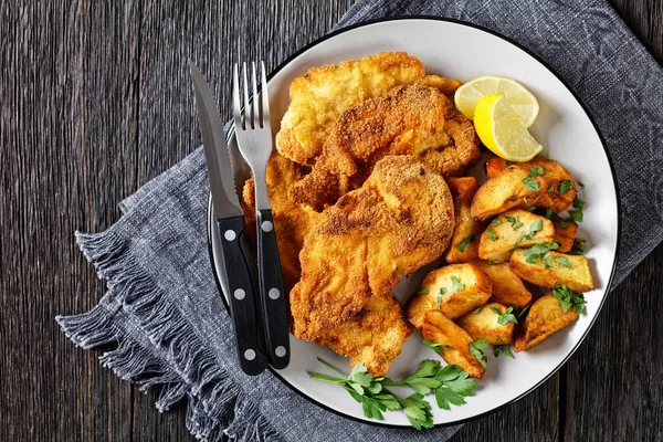 Kippenmesjes Met Oven Geroosterde Aardappelpartjes Een Bord Een Houten Tafel — Stockfoto