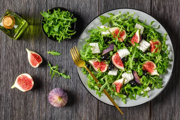 Rachetă Smochine Feta Salată Măsline Negre Salată Jarjeer Placă Gri — Fotografie, imagine de stoc