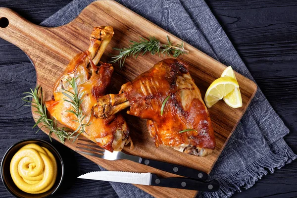 Cañas Cerdo Tostadas Crujientes Una Tabla Madera Con Cubiertos Romero — Foto de Stock