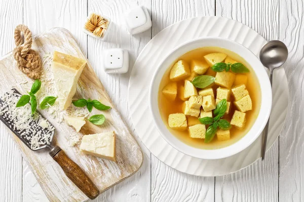Zuppa Imperiale Sup Kaldu Ayam Italia Dengan Pangsit Telur Parmesan — Stok Foto