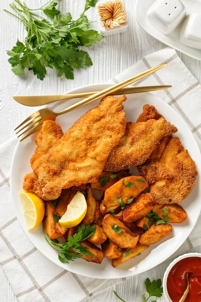 Kippenmesjes Met Oven Geroosterde Aardappelpartjes Een Witte Plaat Een Witte — Stockfoto