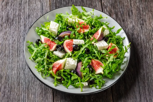 Arugula Vijgen Feta Zwarte Olijfsalade Jarjeer Salade Een Grijze Plaat — Stockfoto