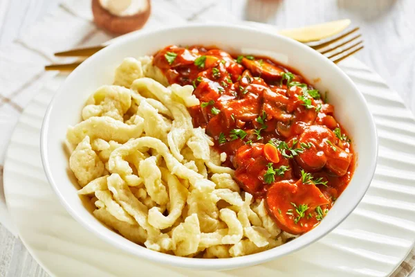 Autentiska Tyska Spaetzle Med Svampsås Vit Skål Jagerspatzle Jaegerspaetzle Små — Stockfoto