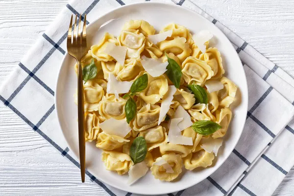 Tortelloni Med Ost Och Spenat Fyllning Italienska Dumplings Vit Platta — Stockfoto
