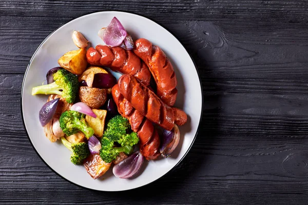 Geroosterde Worst Groenten Broccoli Aardappel Rode Knoflook Een Bord Met — Stockfoto