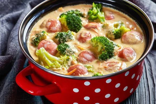 Brócolis Saudável Queijo Cheddar Sopa Salsicha Uma Panela Uma Mesa — Fotografia de Stock