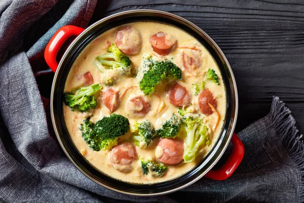 Sosis Krim Dan Sup Keju Brokoli Dalam Panci Merah Atas — Stok Foto