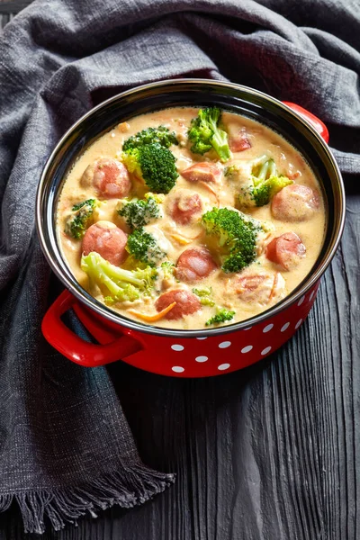 Salsiccia Cremosa Broccoli Zuppa Verdure Una Pentola Rossa Tavolo Legno — Foto Stock